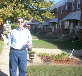 Lorenzo Gaztaaga putting out the Quiz across America door hangers